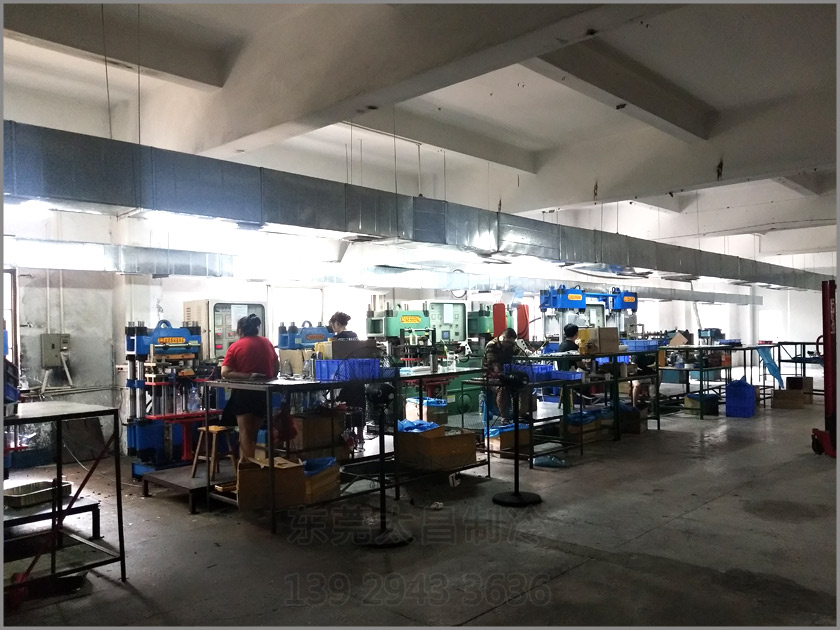 樟木頭吸盤廠車間降溫工程,環(huán)?？照{(diào),車間降溫,大型空調(diào),廠房降溫,潤(rùn)東方環(huán)?？照{(diào)